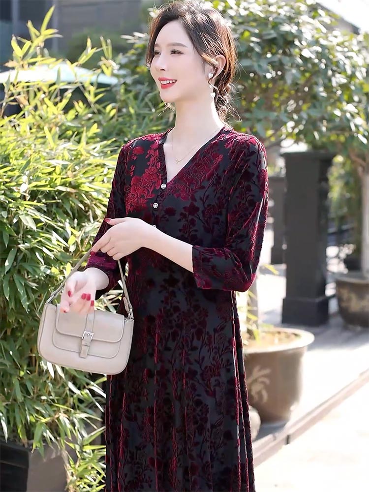 莱花秀 雅韵红丝绒七分袖扣饰裙  250698-18